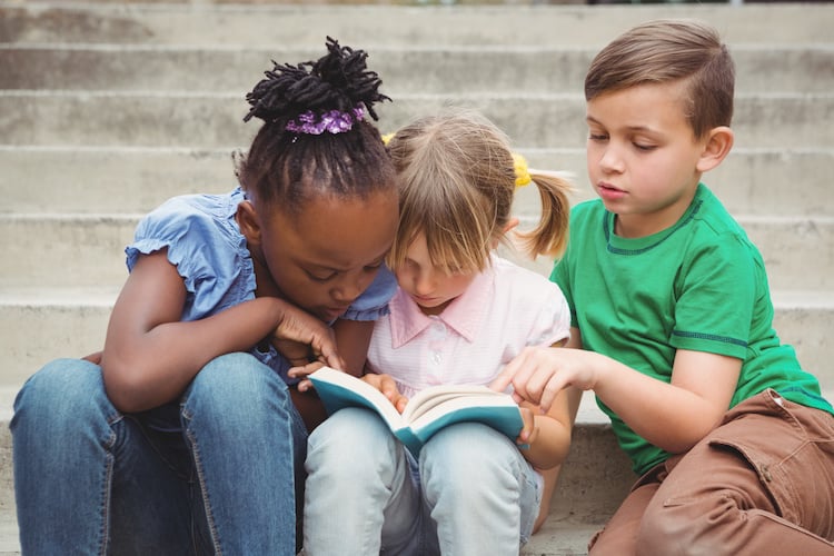 stock_kids-reading-together